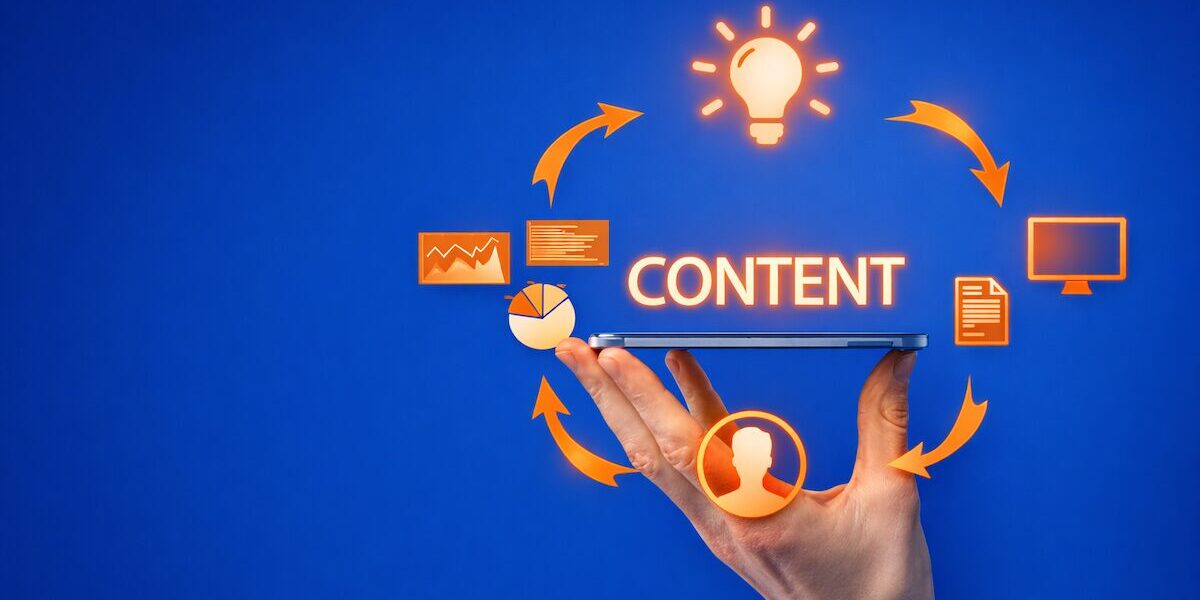 Hand hält ein Smartphone vor blauem Hintergrund mit orange hervorgehobenen Content-Symbolen – Visualisierung von SEO Content und strukturierter Themenführung für Such- und KI-Systeme.